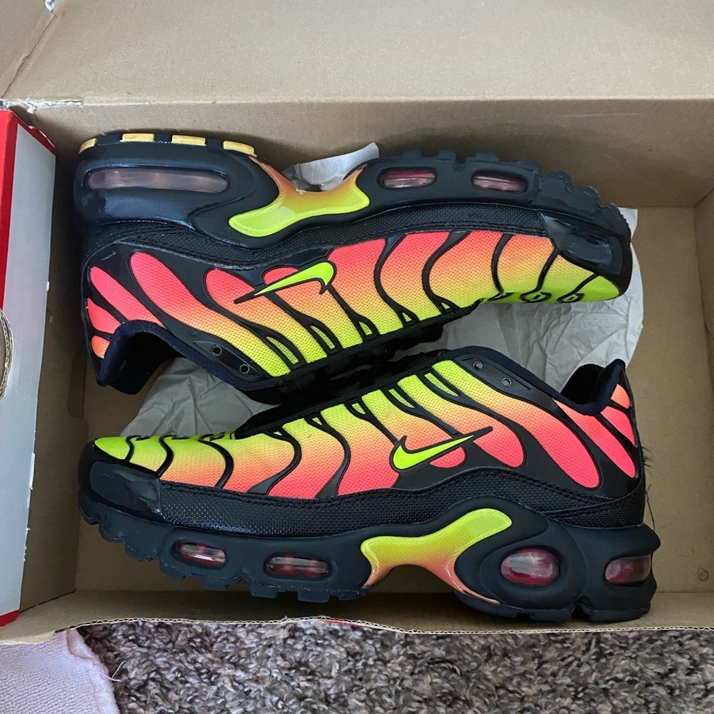 Nike Air Max Plus Black Volt Solar Red (W) size 6